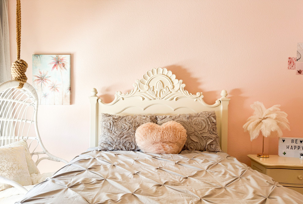 Klassisches Jugendzimmer mit rosa Wandfarbe in Denver