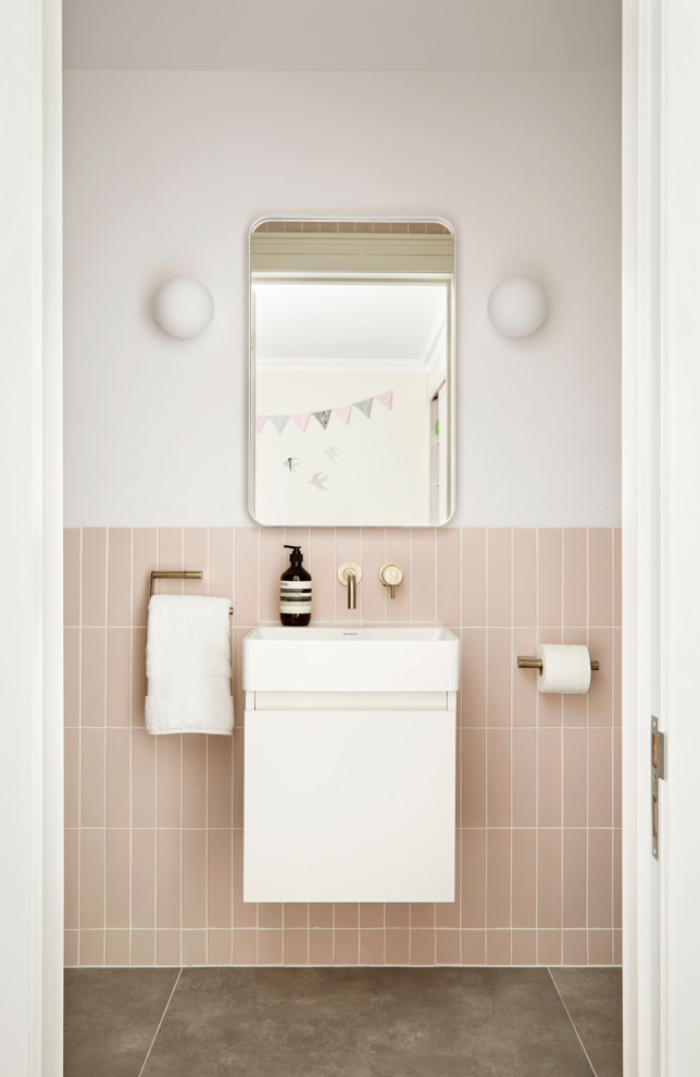 Idéer för ett litet modernt vit badrum, med släta luckor, blå skåp, en vägghängd toalettstol, blå kakel, tunnelbanekakel, grå väggar, klinkergolv i porslin, ett väggmonterat handfat, bänkskiva i kvarts och grått golv