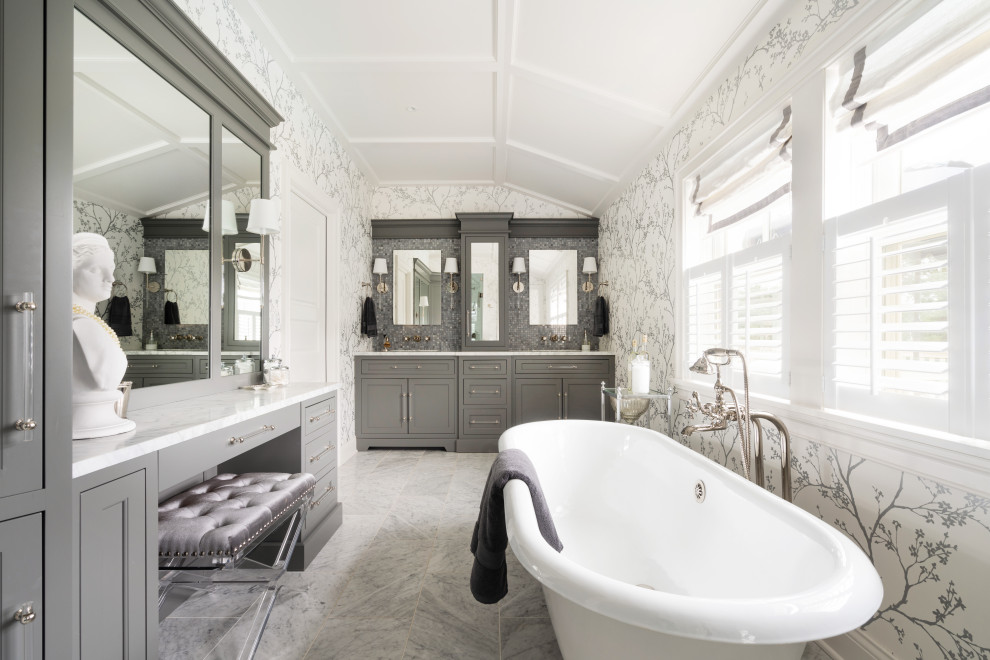 Пример оригинального дизайна: большая главная ванная комната с душем с распашными дверями, тумбой под две раковины, встроенной тумбой, ванной на ножках, обоями на стенах и кессонным потолком