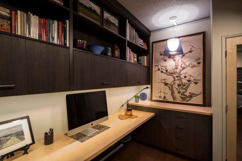 Small trendy built-in desk cork floor home office photo in Portland
