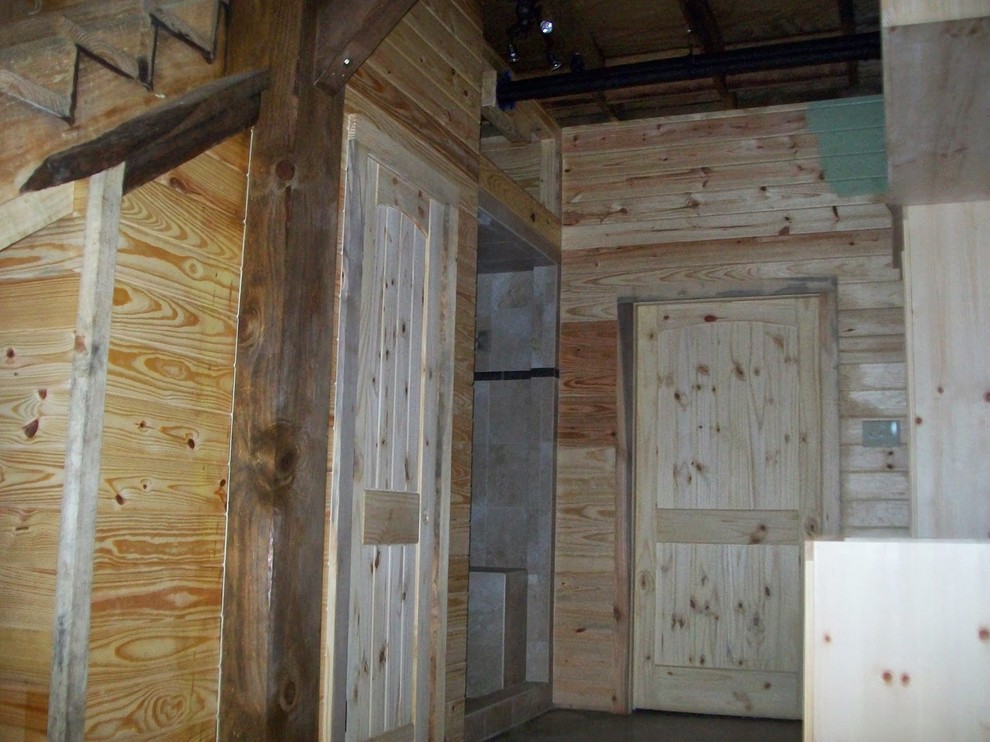 Example of a mountain style home design design in Austin
