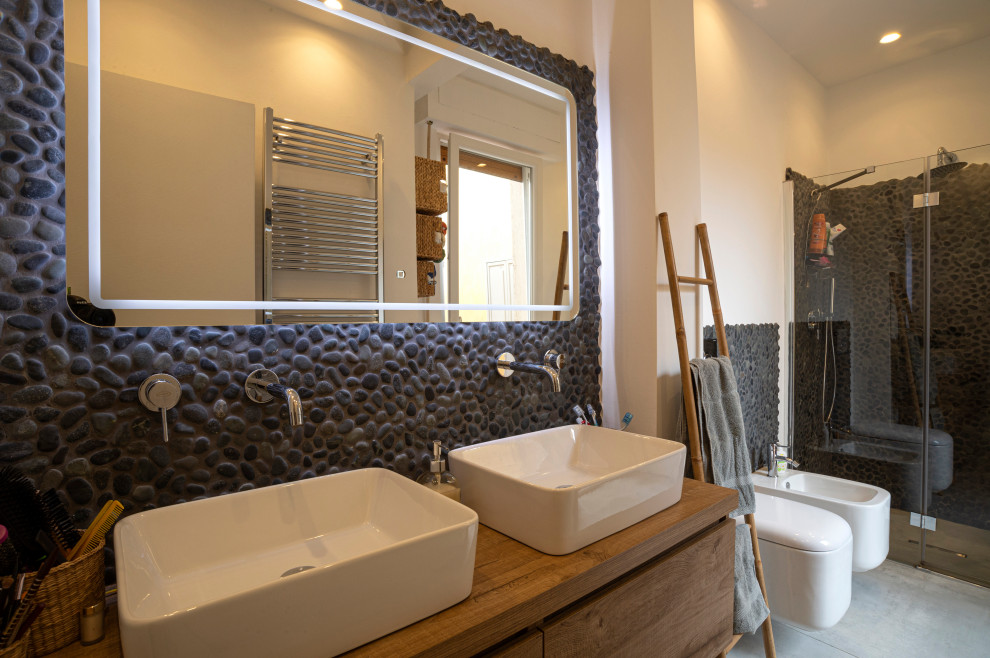 Exempel på ett mellanstort modernt en-suite badrum, med en kantlös dusch, en toalettstol med separat cisternkåpa, kakel i småsten, vita väggar, klinkergolv i porslin, ett fristående handfat, laminatbänkskiva, grått golv och dusch med gångjärnsdörr