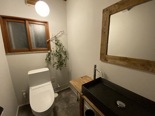 カフェ japanisch-modern-gaestetoilette