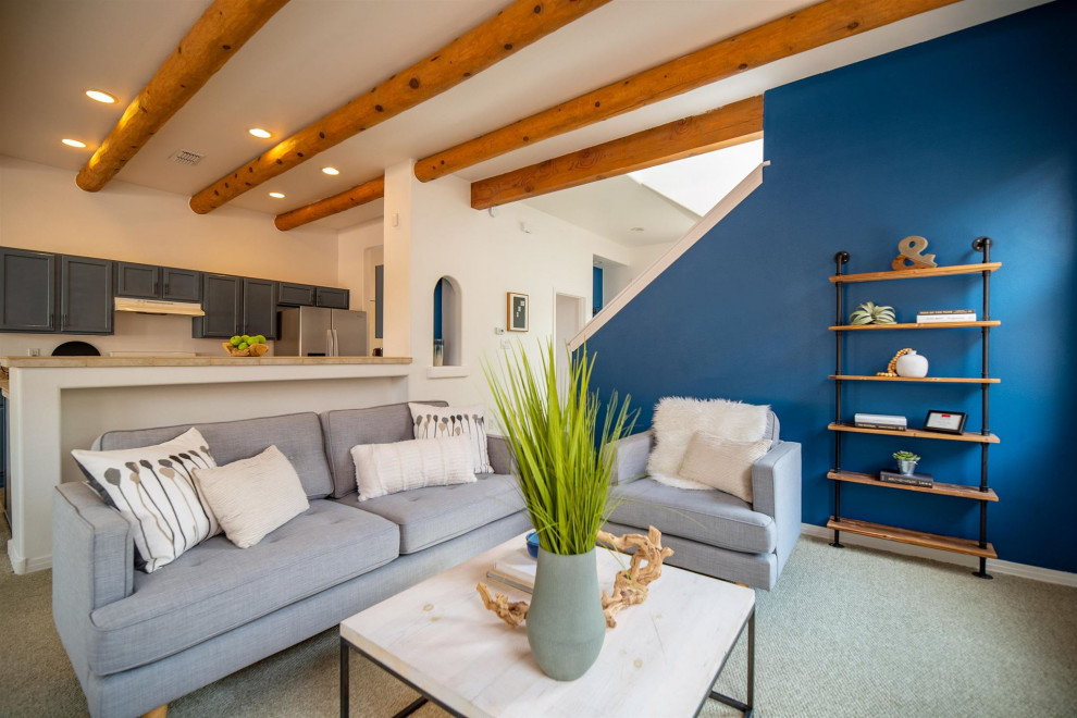 Foto di un soggiorno stile americano di medie dimensioni e aperto con pareti bianche, moquette, nessuna TV, pavimento verde e travi a vista