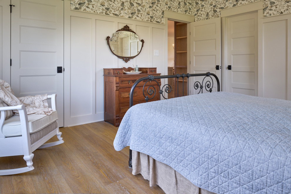 Imagen de dormitorio principal y abovedado romántico de tamaño medio sin chimenea con paredes blancas, suelo vinílico, suelo beige y papel pintado