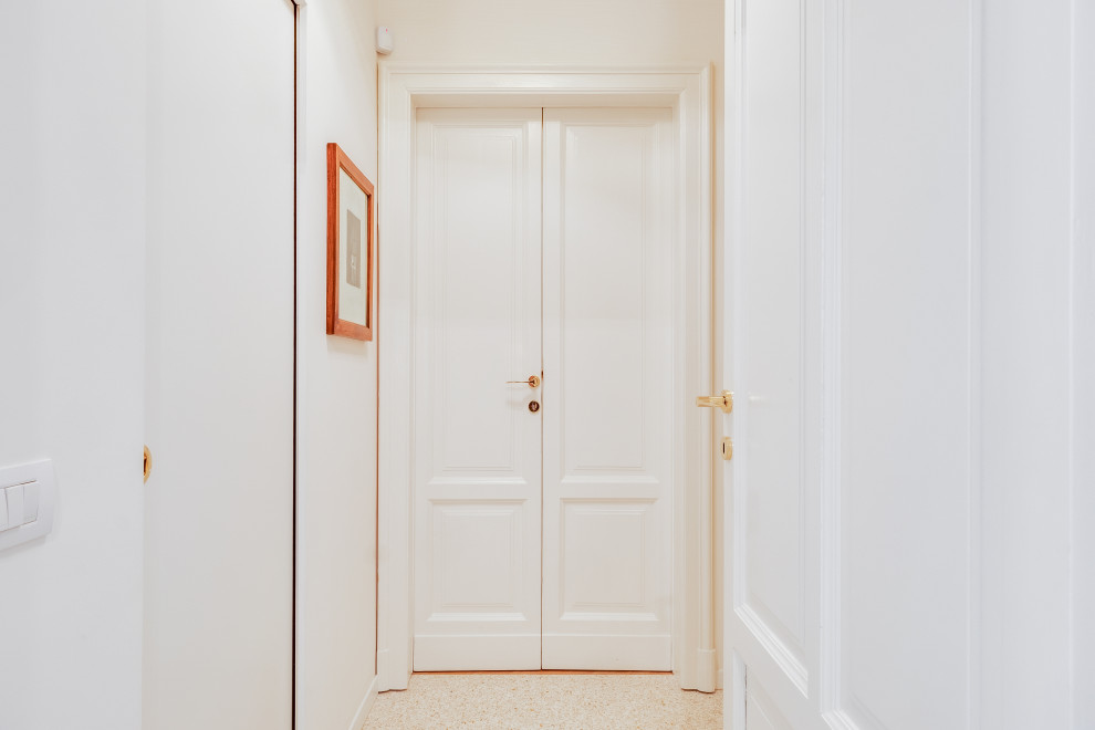 Стильный дизайн: коридор в современном стиле с белыми стенами, полом из терраццо и бежевым полом - последний тренд