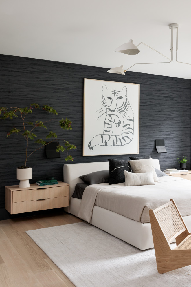 Inspiration pour une chambre parentale minimaliste de taille moyenne avec un mur multicolore et parquet clair.
