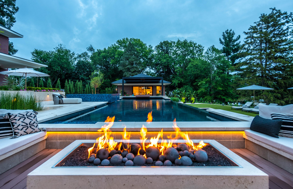 This is an example of a contemporary pool in Kansas City.