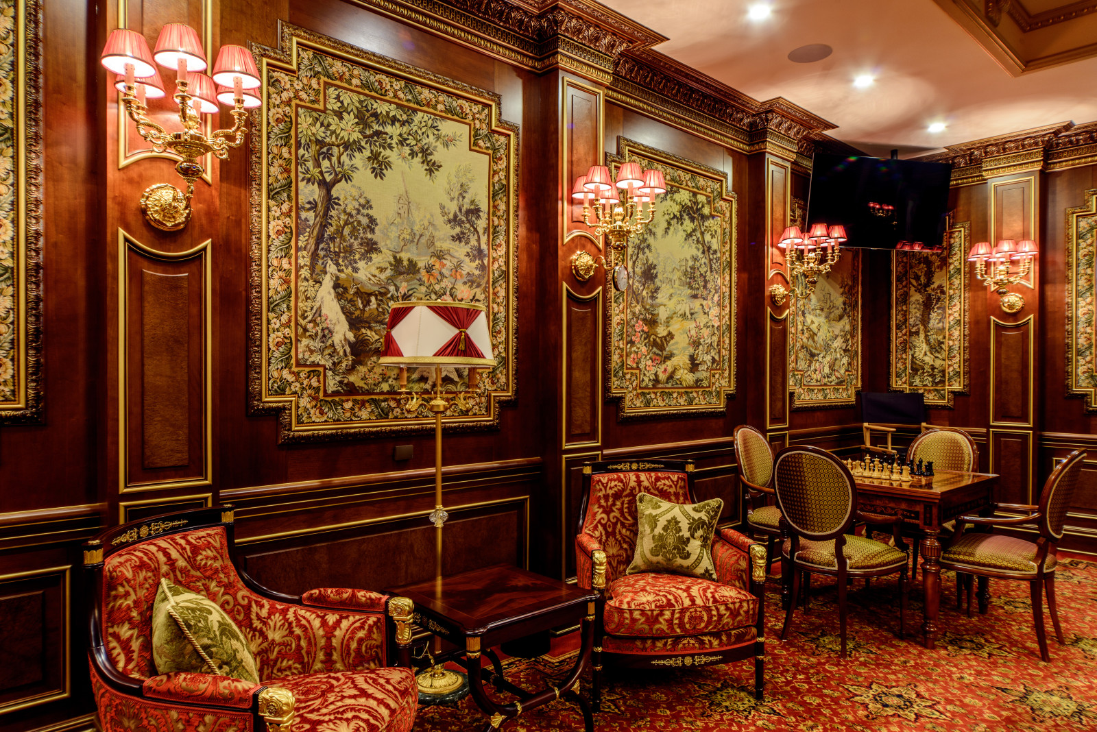 Бильярдная с гобеленами по эскизам хозяйки-художницы