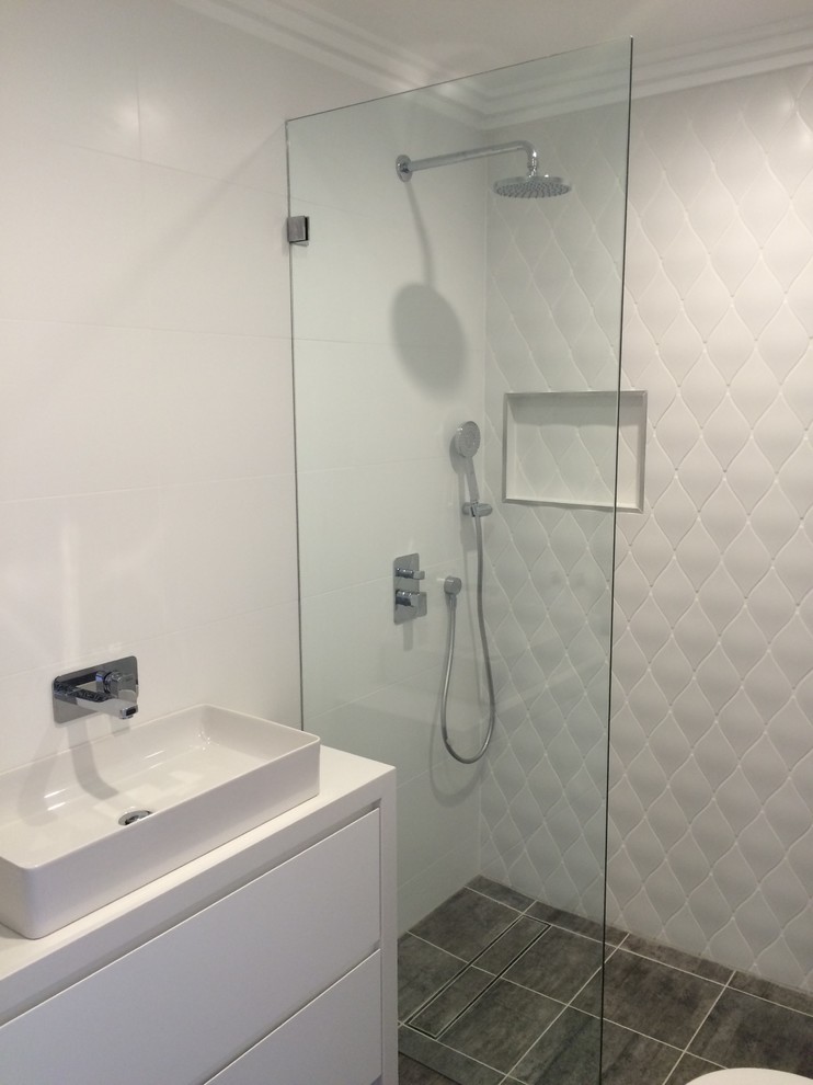 Photo of a contemporary bathroom in Sydney.