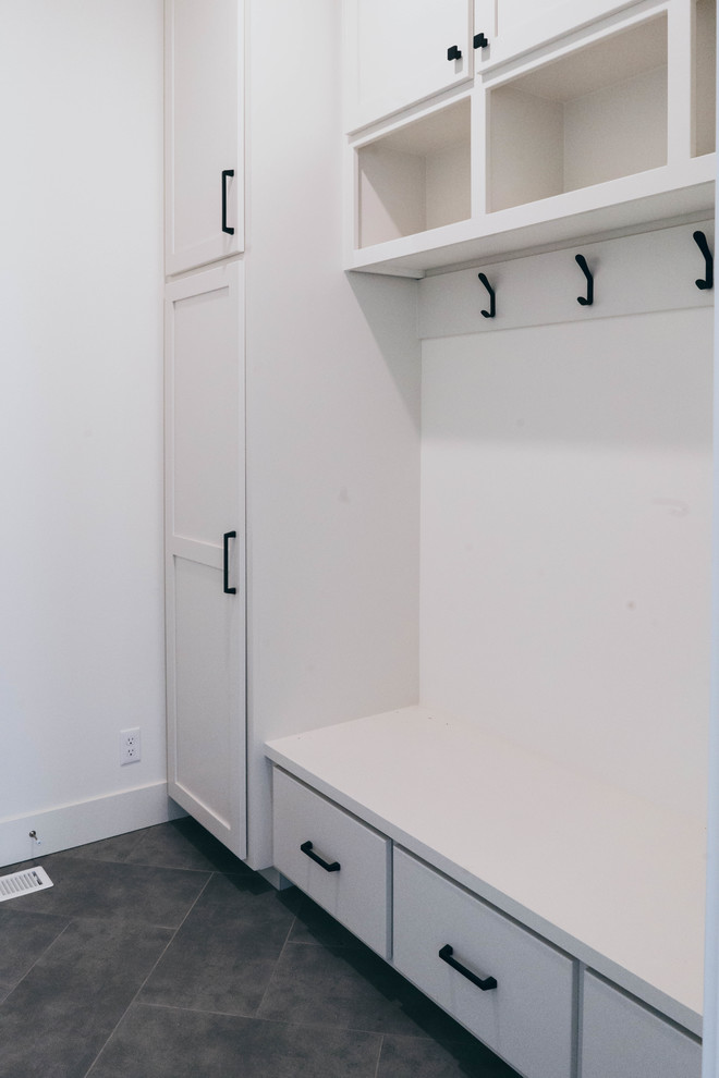 Mudroom - transitional mudroom idea in Omaha