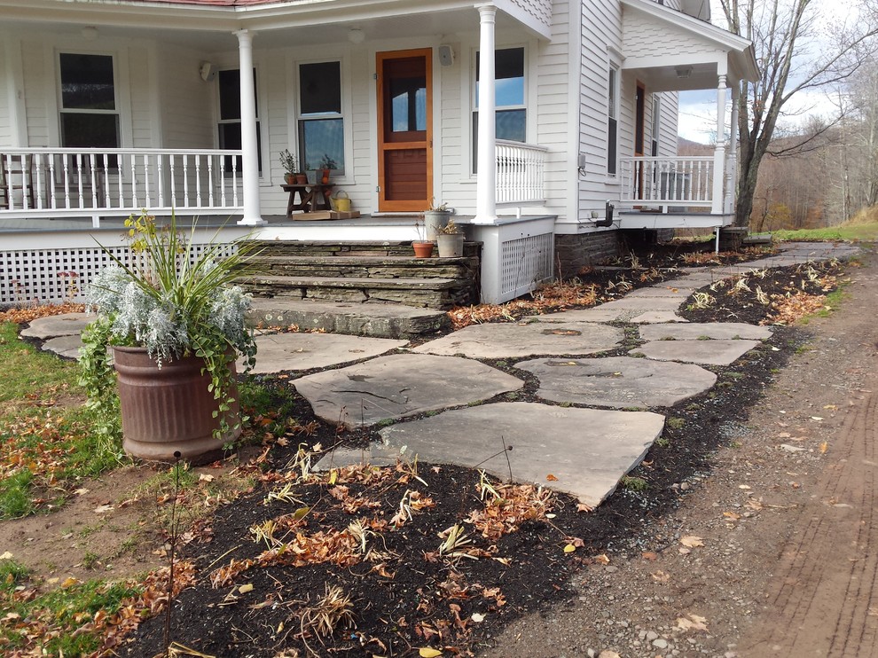 Mid-sized traditional front yard full sun garden in New York with natural stone pavers.