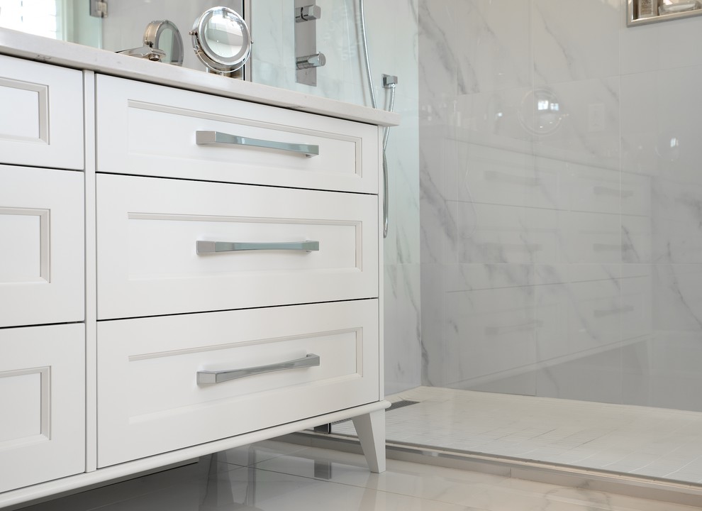 Transitional home design photo in Toronto