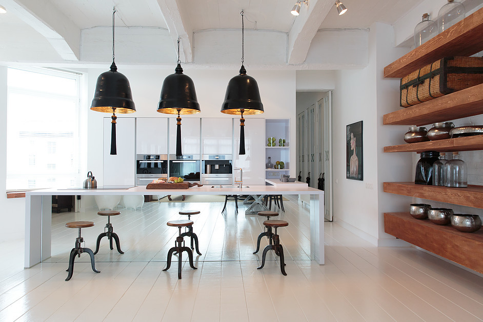 Mittelgroßes Industrial Esszimmer mit weißer Wandfarbe in Berlin