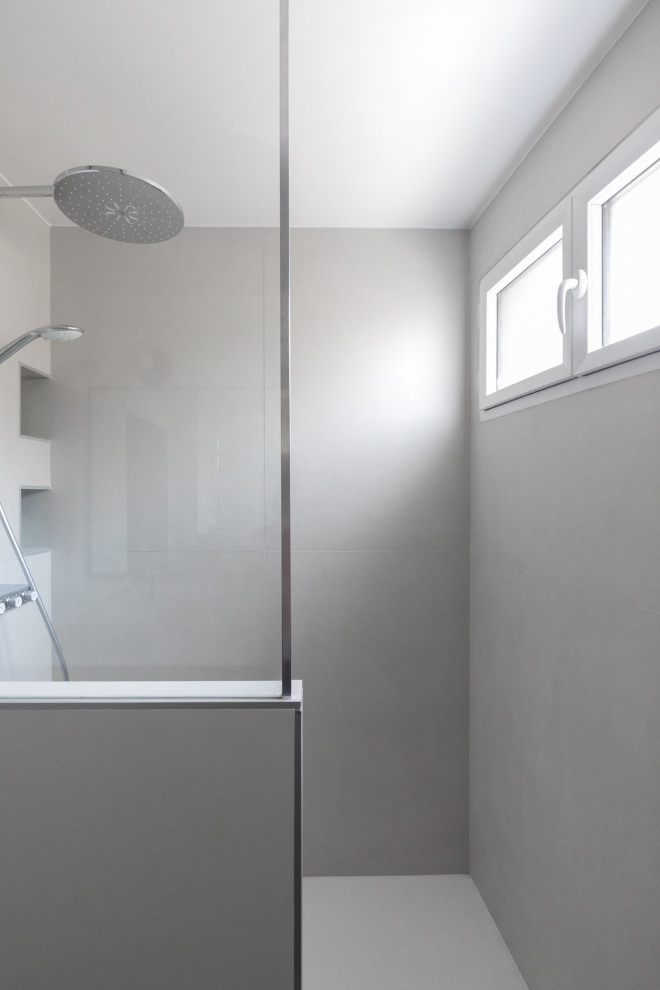 Idéer för ett mellanstort modernt vit badrum med dusch, med en öppen dusch, vit kakel, vita väggar, klinkergolv i keramik, ett nedsänkt handfat, bänkskiva i akrylsten och grått golv