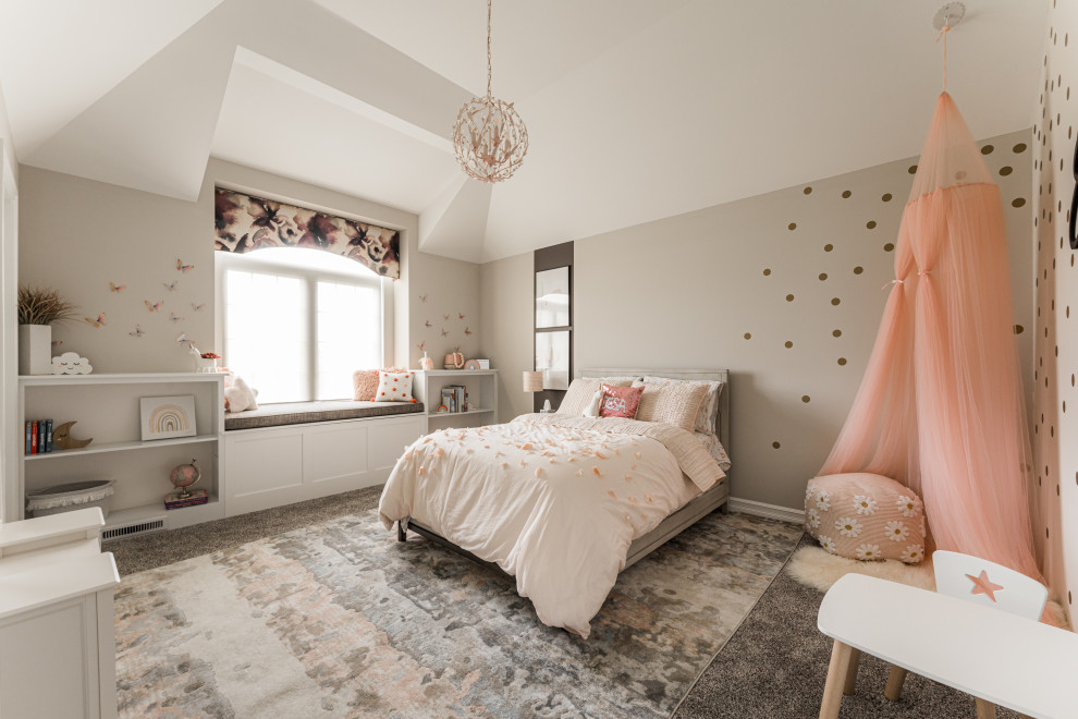 Inredning av ett klassiskt flickrum kombinerat med sovrum och för 4-10-åringar, med beige väggar, heltäckningsmatta och grått golv
