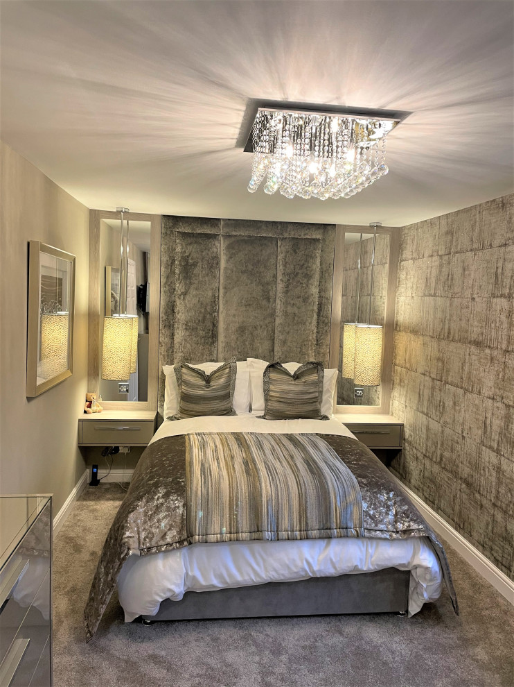 Стильный дизайн: маленькая хозяйская спальня в современном стиле с ковровым покрытием, серым полом и обоями на стенах для на участке и в саду - последний тренд