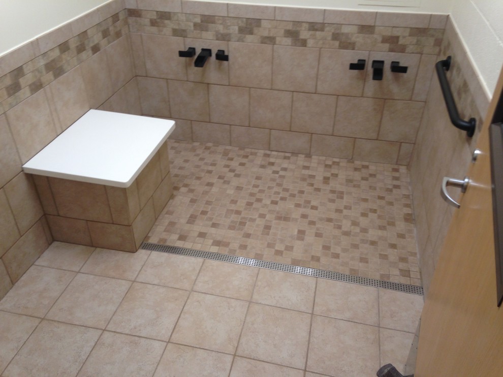 Idéer för att renovera ett mellanstort industriellt badrum, med en kantlös dusch, brun kakel, cementkakel, beige väggar, klinkergolv i keramik och bänkskiva i kvarts