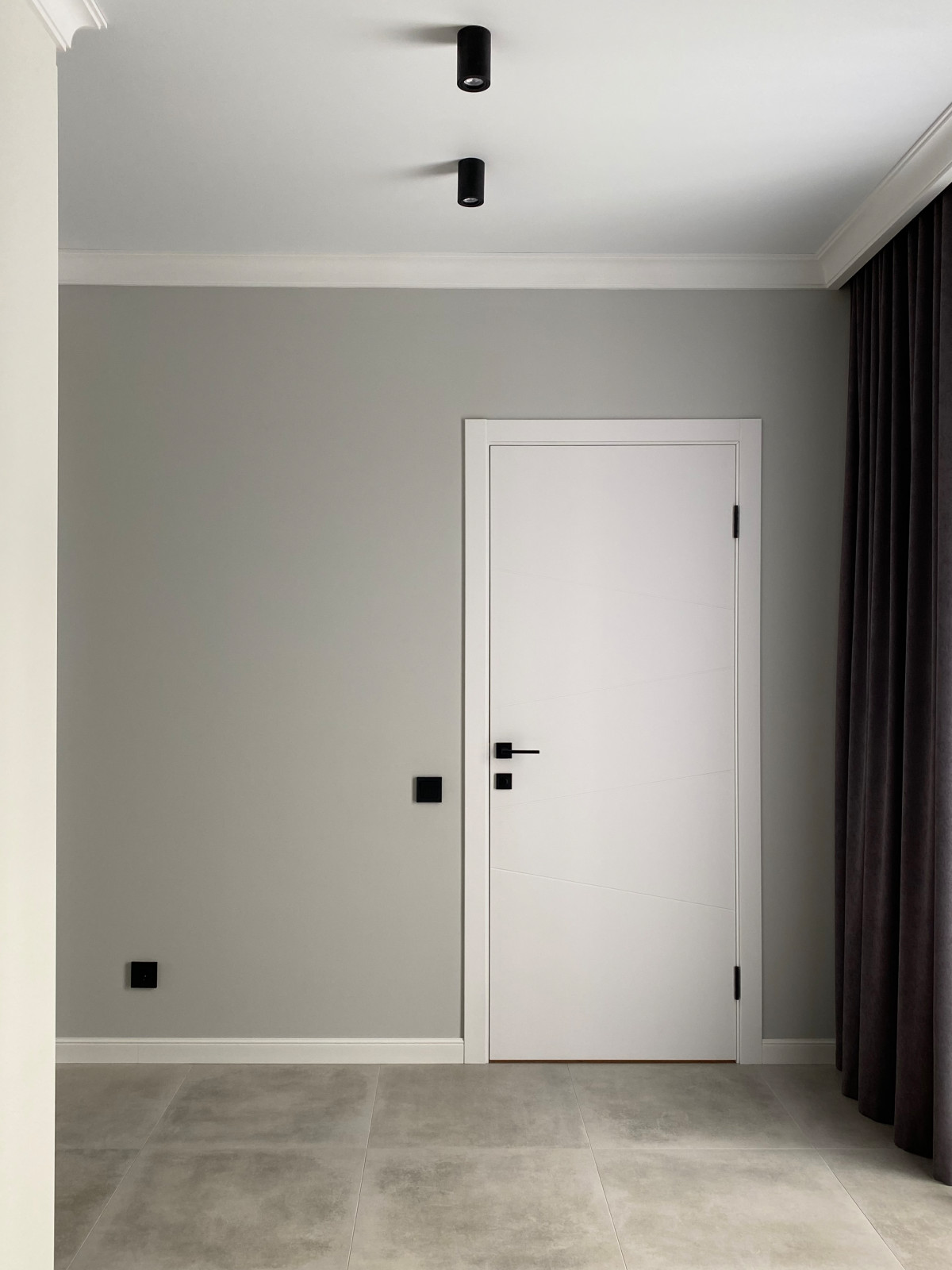 Современная прихожая в частном доме