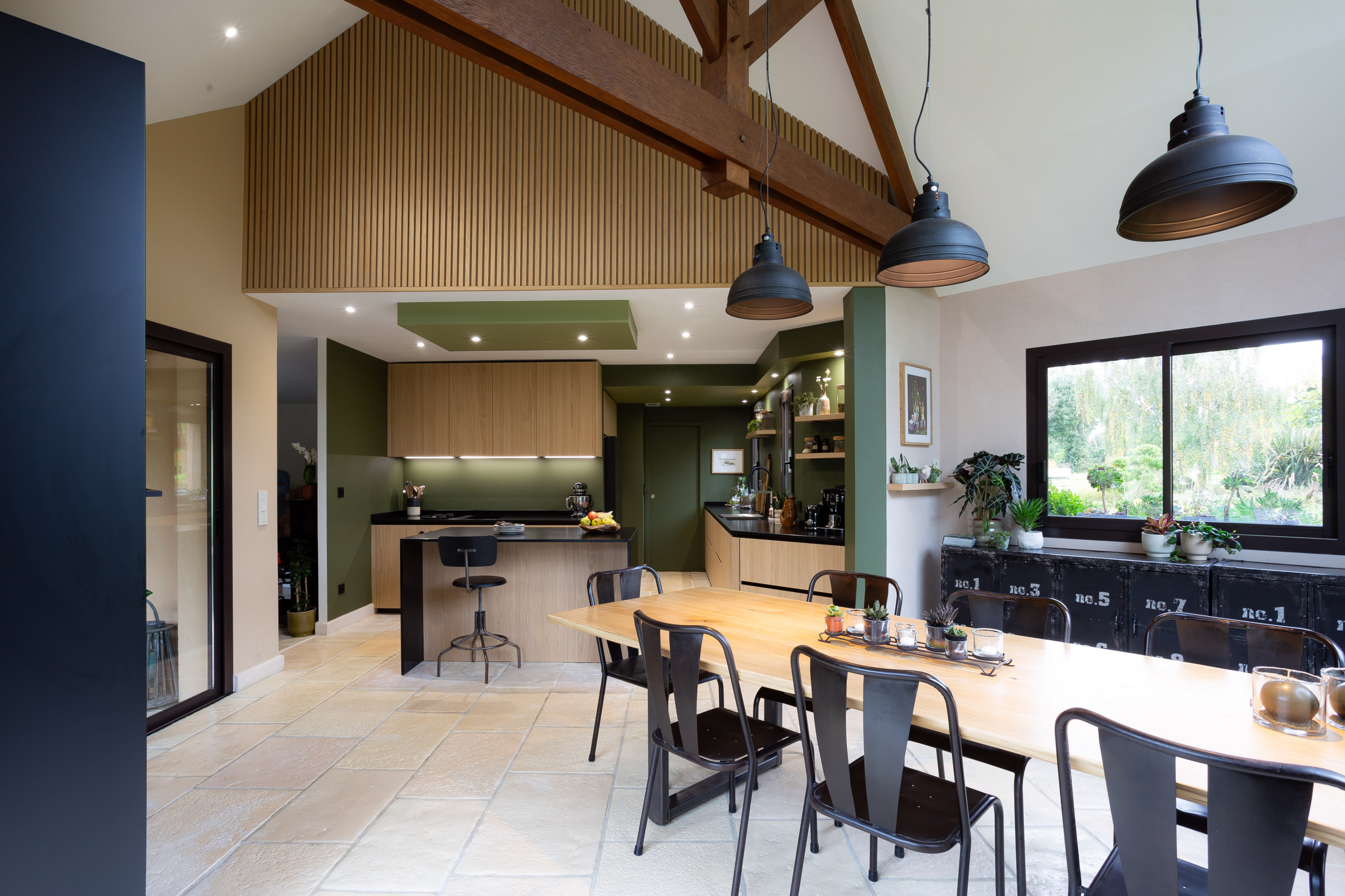 Réalisation d'une cuisine noire et bois dans un écrin végétal