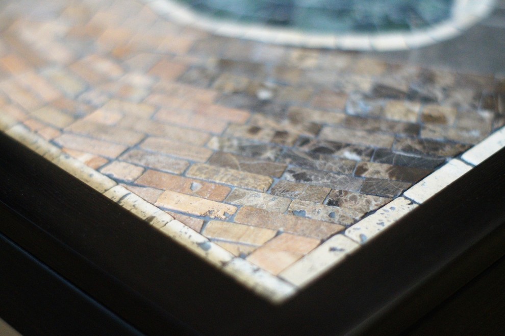 журнальный стол декорированный мраморной мозаикой