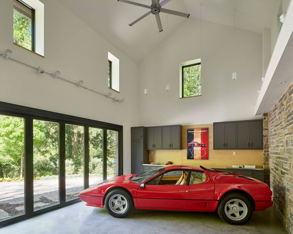 Ispirazione per un garage per tre auto indipendente minimal