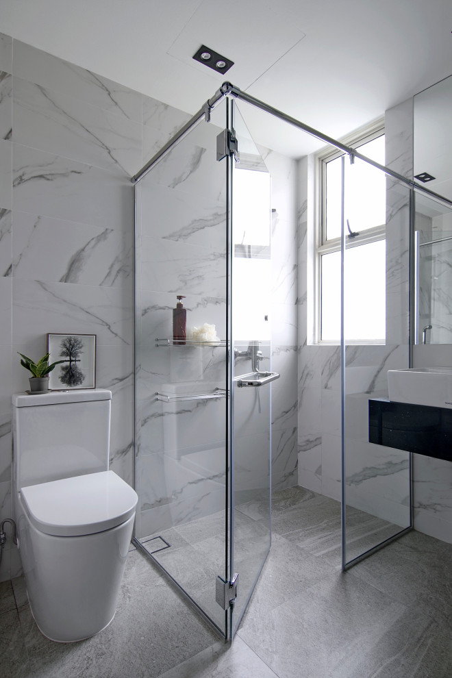 Mid-sized contemporary 3/4 bathroom in Singapore with a corner shower, a one-piece toilet, gray tile, a vessel sink, grey floor, a hinged shower door, black benchtops, a single vanity and a floating vanity.