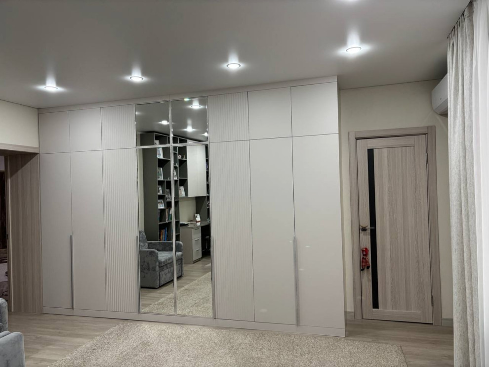 Детская для девочек в современном стиле с серыми кроватями.