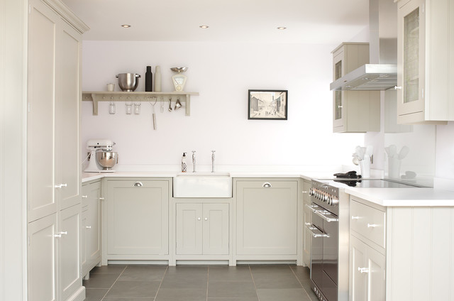The Silverdale Shaker Kitchen by deVOL casa-de-campo-cocina