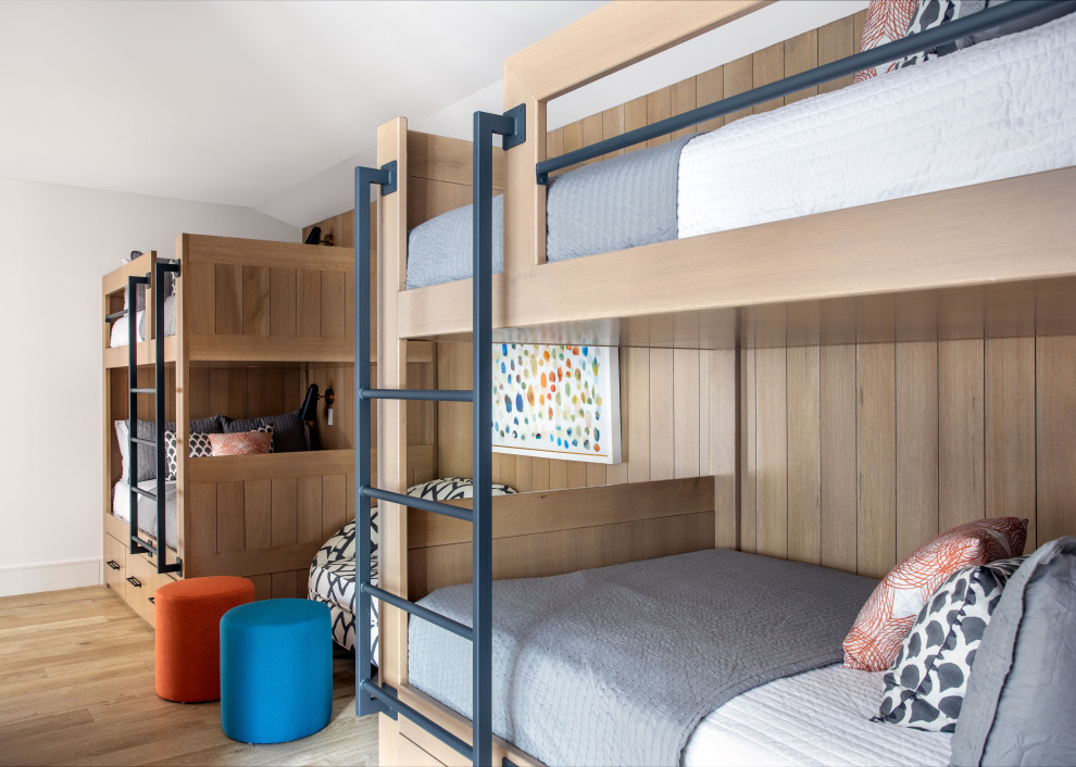 На фото: большая спальня в стиле неоклассика (современная классика) с коричневыми стенами, светлым паркетным полом, коричневым полом и деревянными стенами с