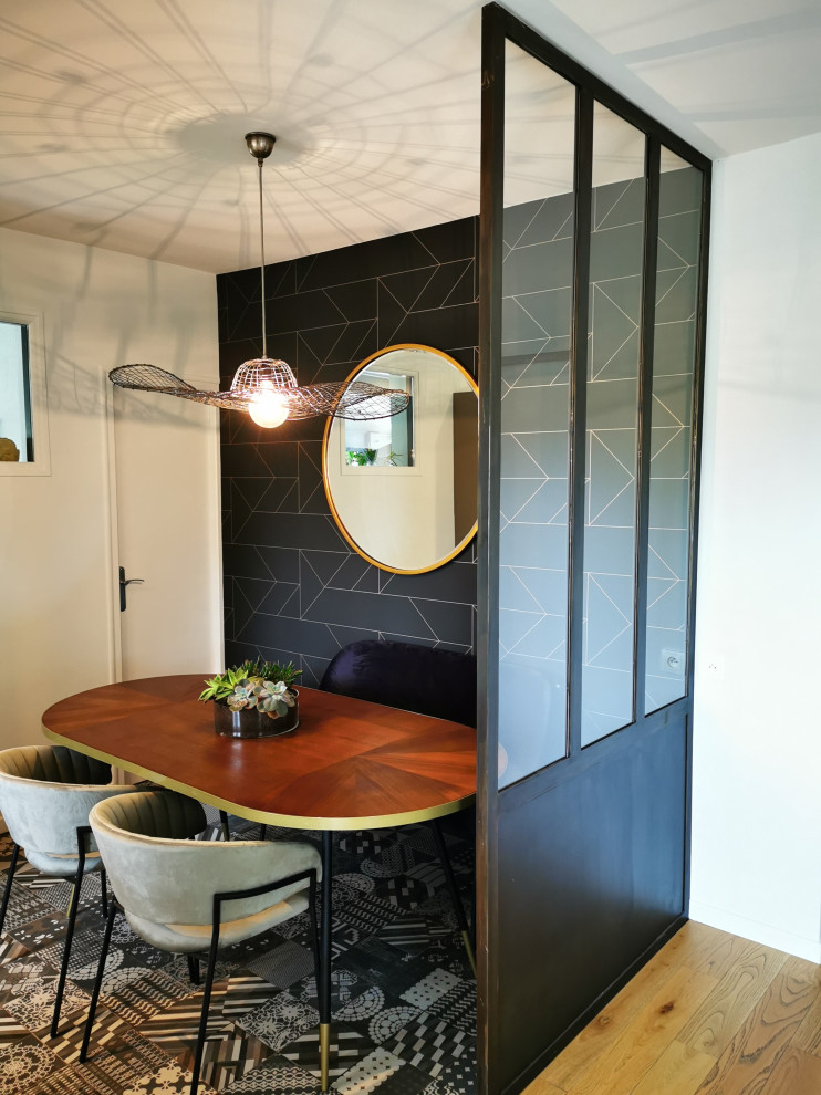 На фото: кухня-столовая среднего размера в современном стиле с черными стенами, полом из линолеума, черным полом и обоями на стенах без камина