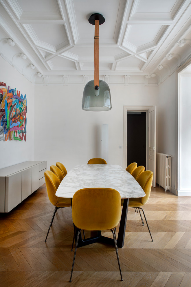 Foto di una sala da pranzo design con pareti bianche, parquet chiaro e pavimento marrone