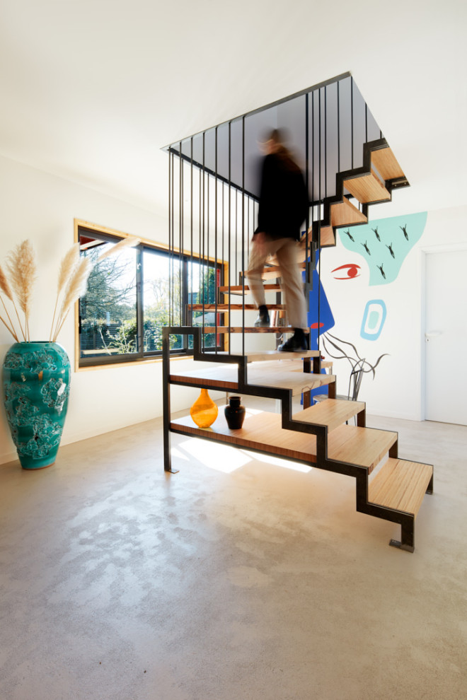 This is an example of an eclectic staircase in Bordeaux.