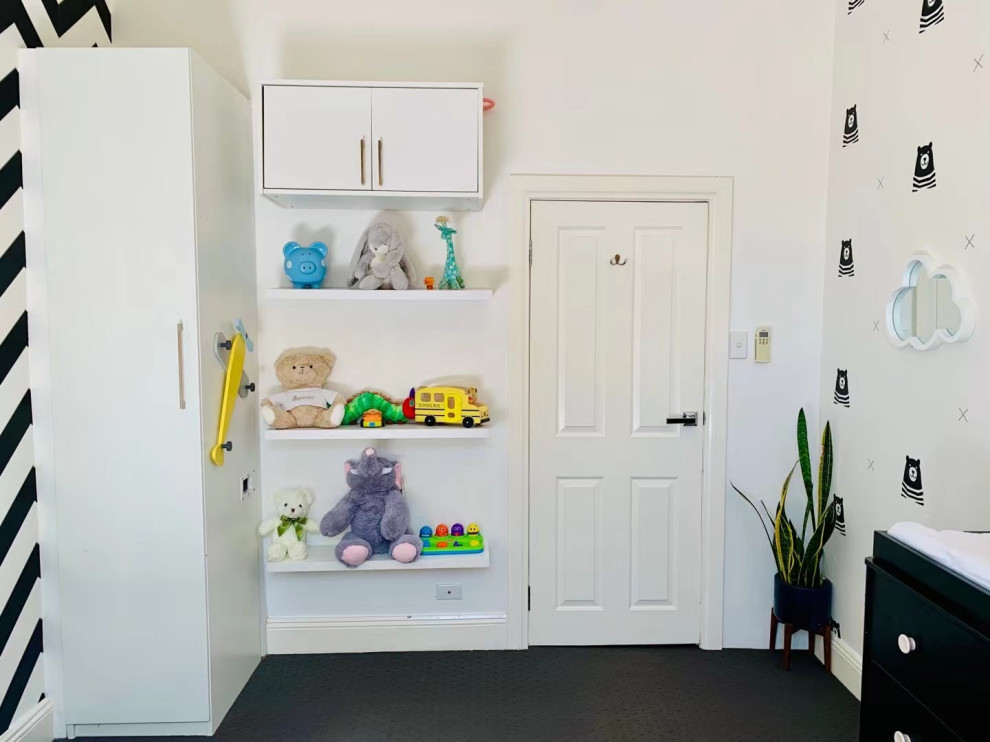 Idée de décoration pour une petite chambre de bébé neutre minimaliste avec un mur jaune, moquette, un sol gris et du papier peint.