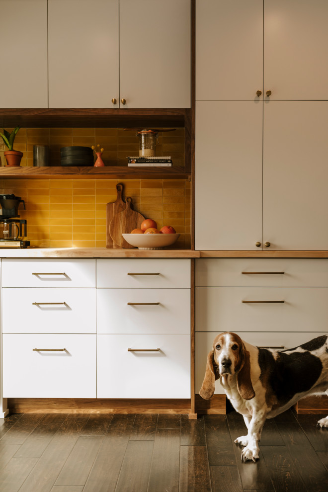 Foto di una cucina moderna di medie dimensioni con ante lisce, ante in legno scuro, top in legno, paraspruzzi multicolore, paraspruzzi con piastrelle in ceramica e top bianco