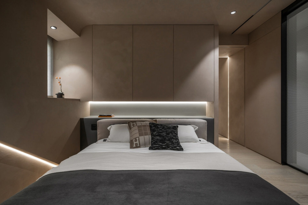 Современная спальня с гардеробной: декоративная штукатурка с эффектом арт-бетон