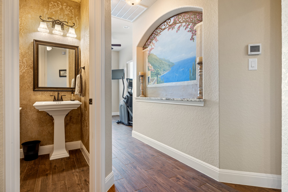 Example of a transitional hallway design in Austin
