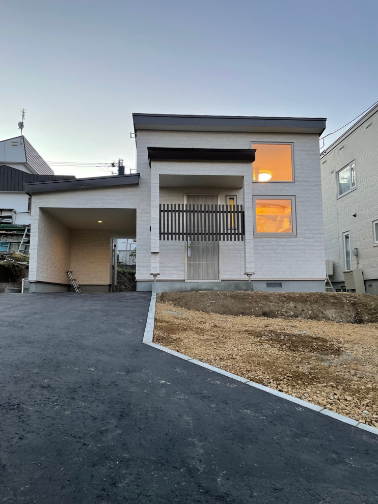札幌にある低価格の小さなコンテンポラリースタイルのおしゃれな家の外観 (混合材サイディング、長方形) の写真