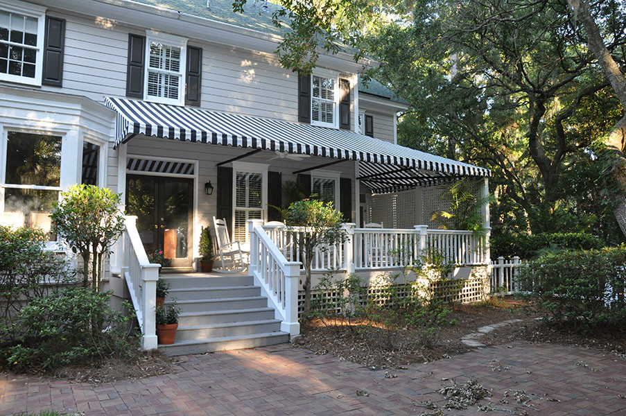 Photo of a mid-sized traditional front yard verandah in Atlanta with an awning.