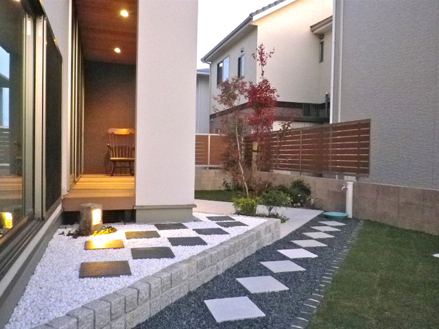 個性が際立つシンプルモダンな庭 サンリブ 兵庫県ｋ様邸 Asiatique Jardin Faubourg De Tokyo Par Proの庭照明 ライティングマイスター Houzz