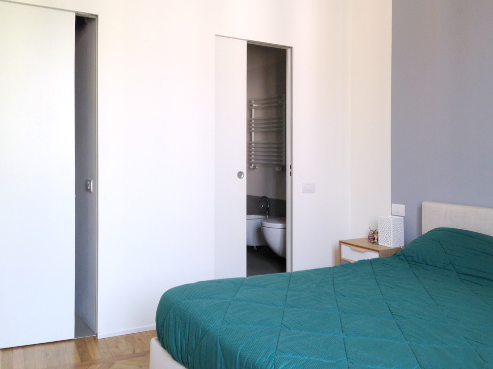 Nordisches Hauptschlafzimmer mit lila Wandfarbe und braunem Holzboden in Mailand