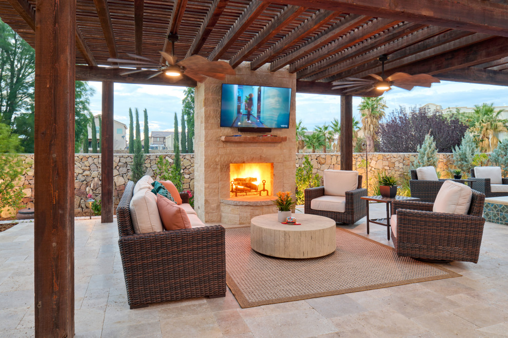 Ejemplo de jardín de secano mediterráneo de tamaño medio en patio trasero con chimenea, exposición total al sol, adoquines de piedra natural y con piedra