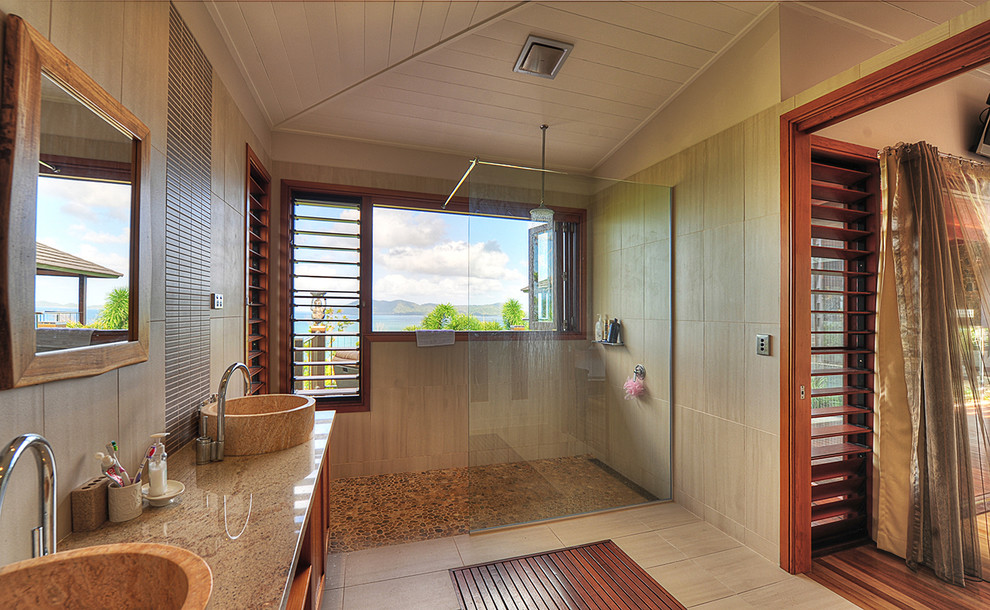 Tropical master bathroom in Cairns.