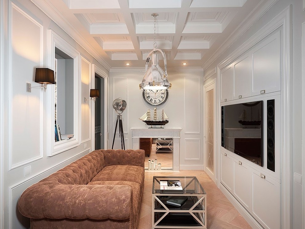 У Ростральных колонн