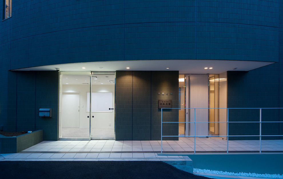 This is an example of a modern entryway in Tokyo.