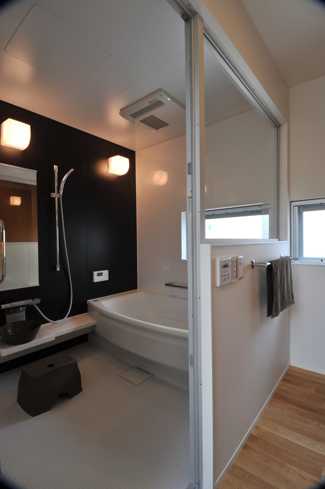 Mid-sized contemporary master wet room bathroom in Tokyo with a hot tub, multi-coloured walls and grey floor.