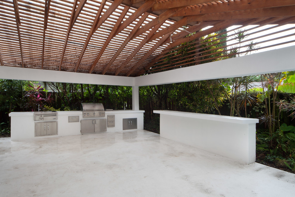 This is an example of a modern patio in Orlando.