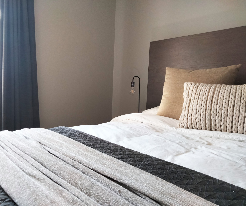 Foto de dormitorio actual pequeño con paredes beige, suelo de baldosas de cerámica y suelo gris