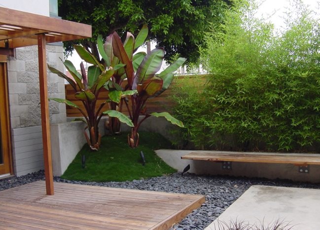 This is an example of an asian patio in Los Angeles.