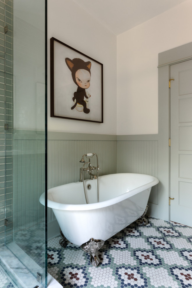 Ispirazione per una grande stanza da bagno stile americano con ante in stile shaker, ante in legno bruno e pavimento in gres porcellanato